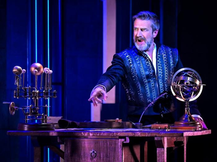 Raúl Esparza in the world premiere of 'Galileo: A Rock Musical,' performing at Berkeley Repertory Theatre (photo: Kevin Berne/Berkeley Repertory Theatre)
